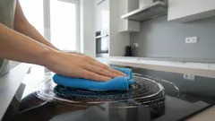 Dlaczego zwykłe sprzątanie zamienia się w walkę z zadrapaniami na płycie kuchennej?